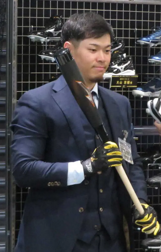 【画像・写真】阪神・佐藤輝　三塁死守への1センチ　グラブ改良で初のGG賞狙います「よりしっかり捕れるように」