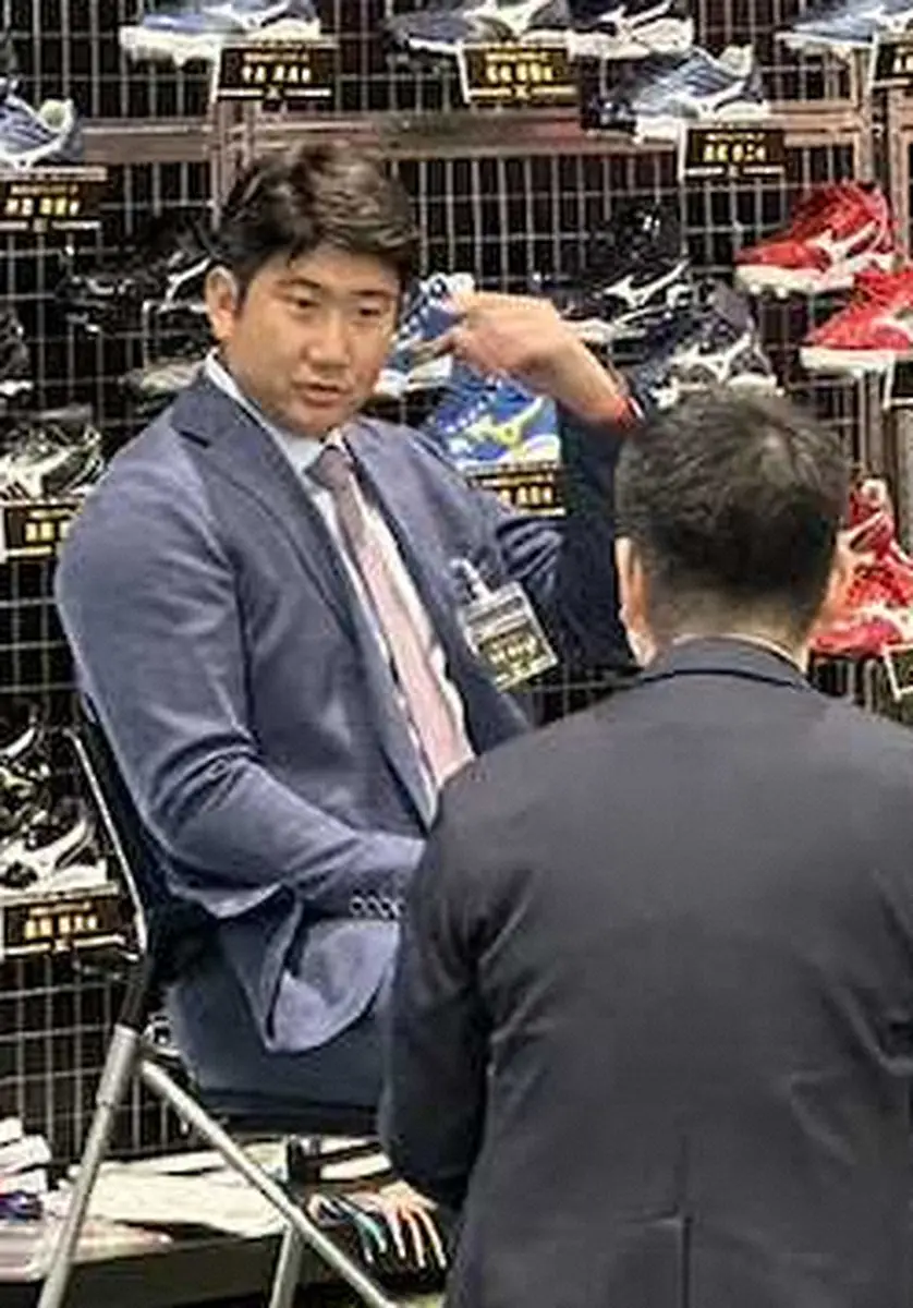 【画像・写真】巨人・菅野“厚底スパイク”で来季巻き返す「パフォーマンスアップにつながる」