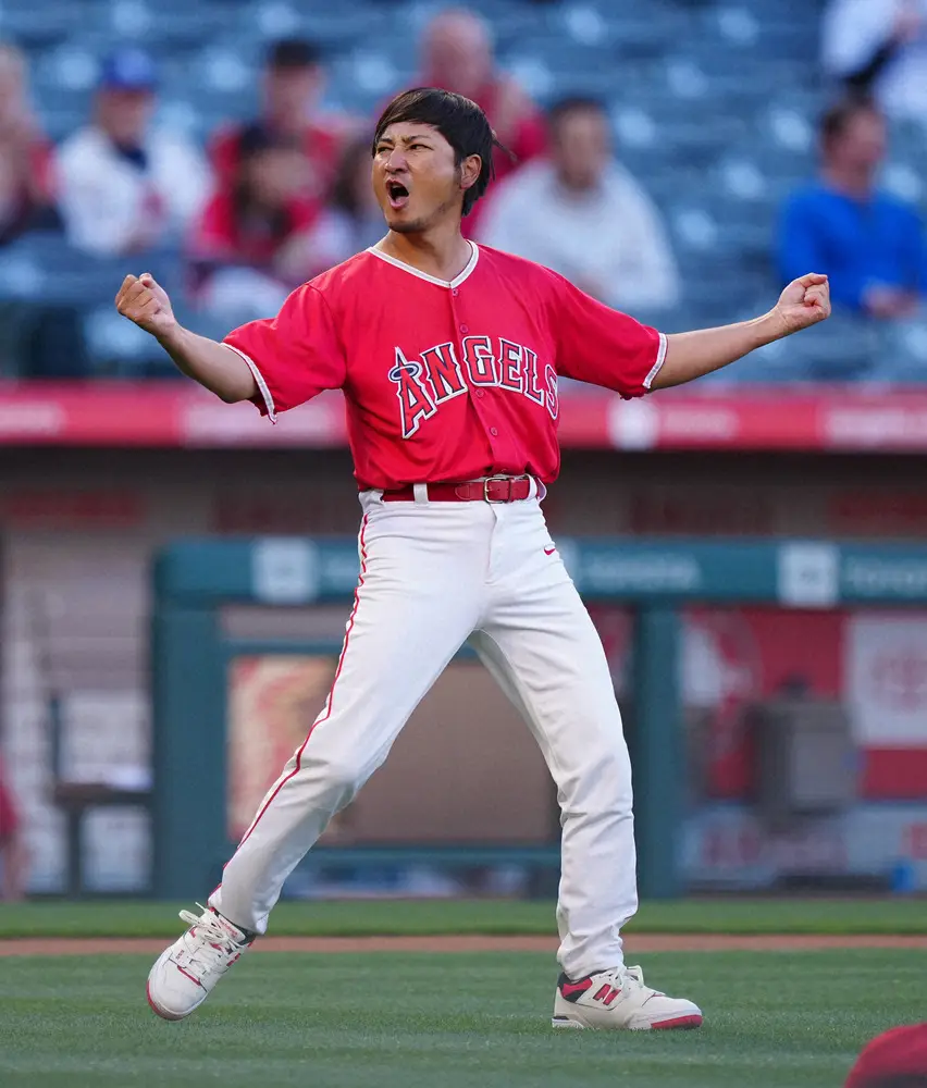 【画像・写真】大谷モノマネ芸人　本家より早く移籍先のユニホーム姿を披露　「さぁ行こう！ドジャース！」