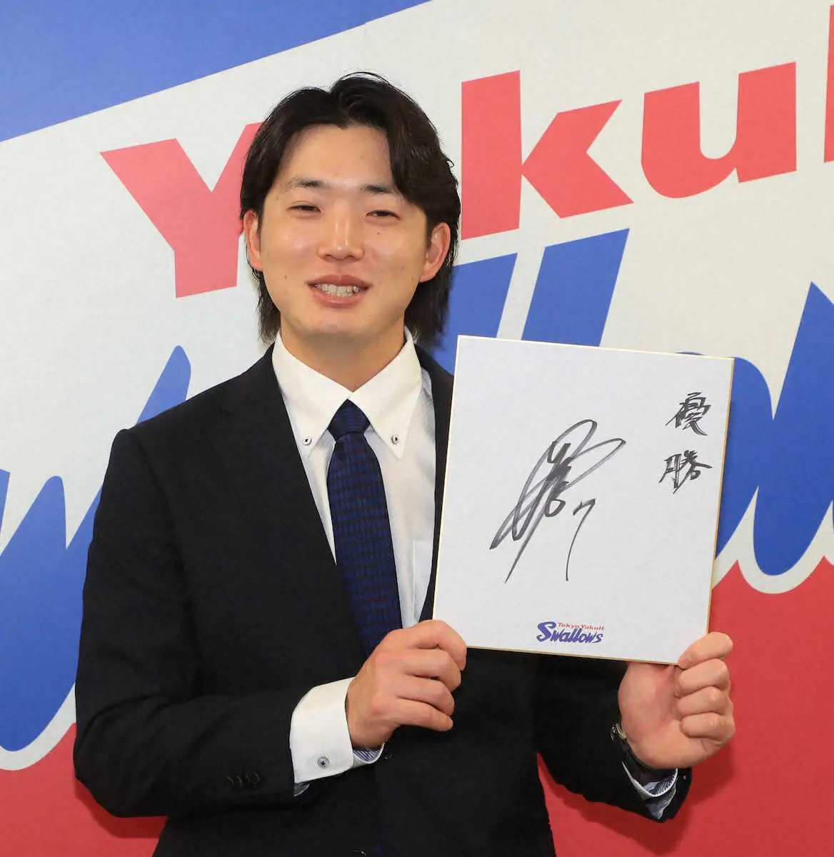 【画像・写真】ヤクルト長岡「チームの顔となれるように」800万円増の年俸4100万円で更改