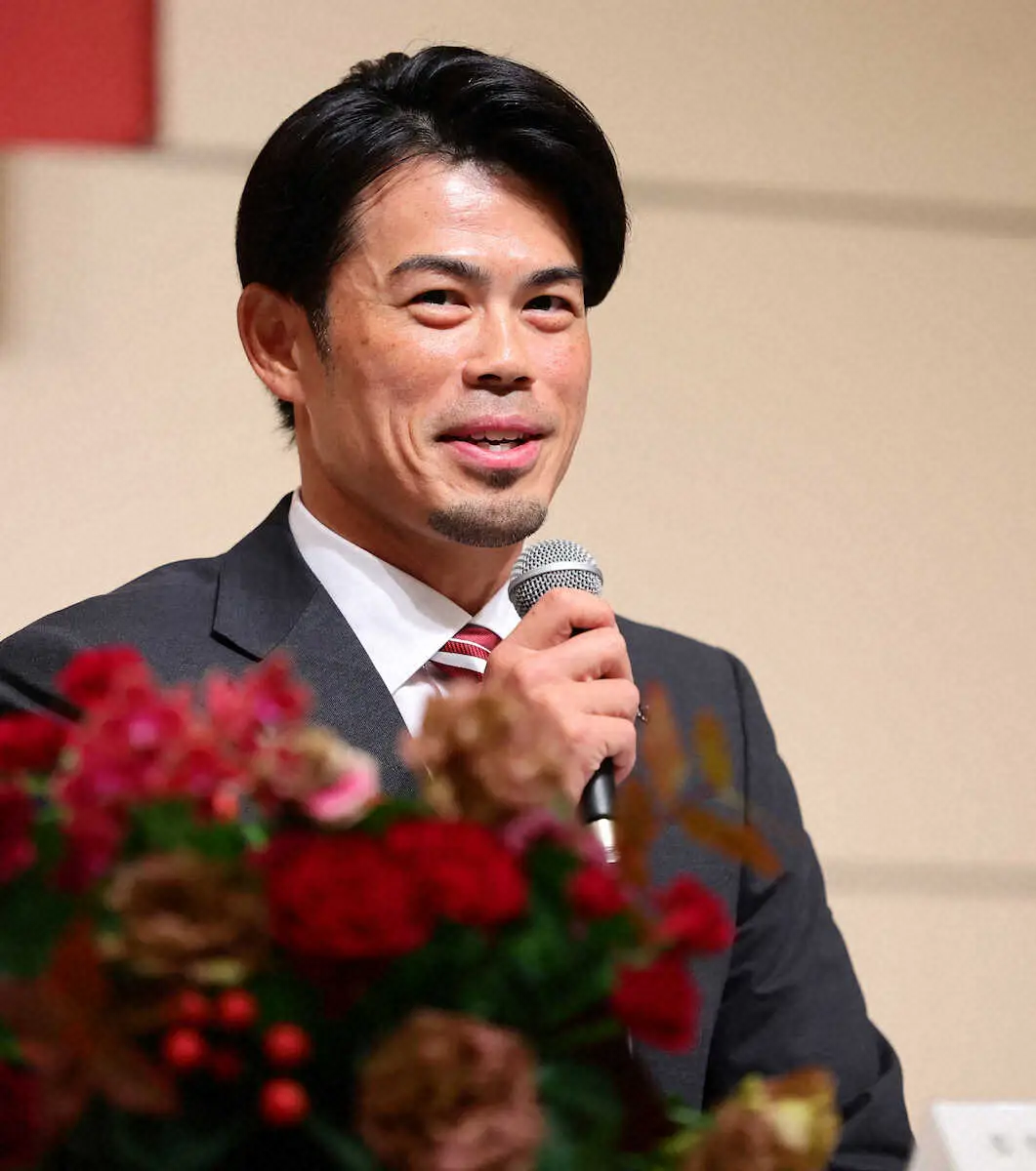 【画像・写真】楽天新入団選手発表会見で期待を口にする今江監督
