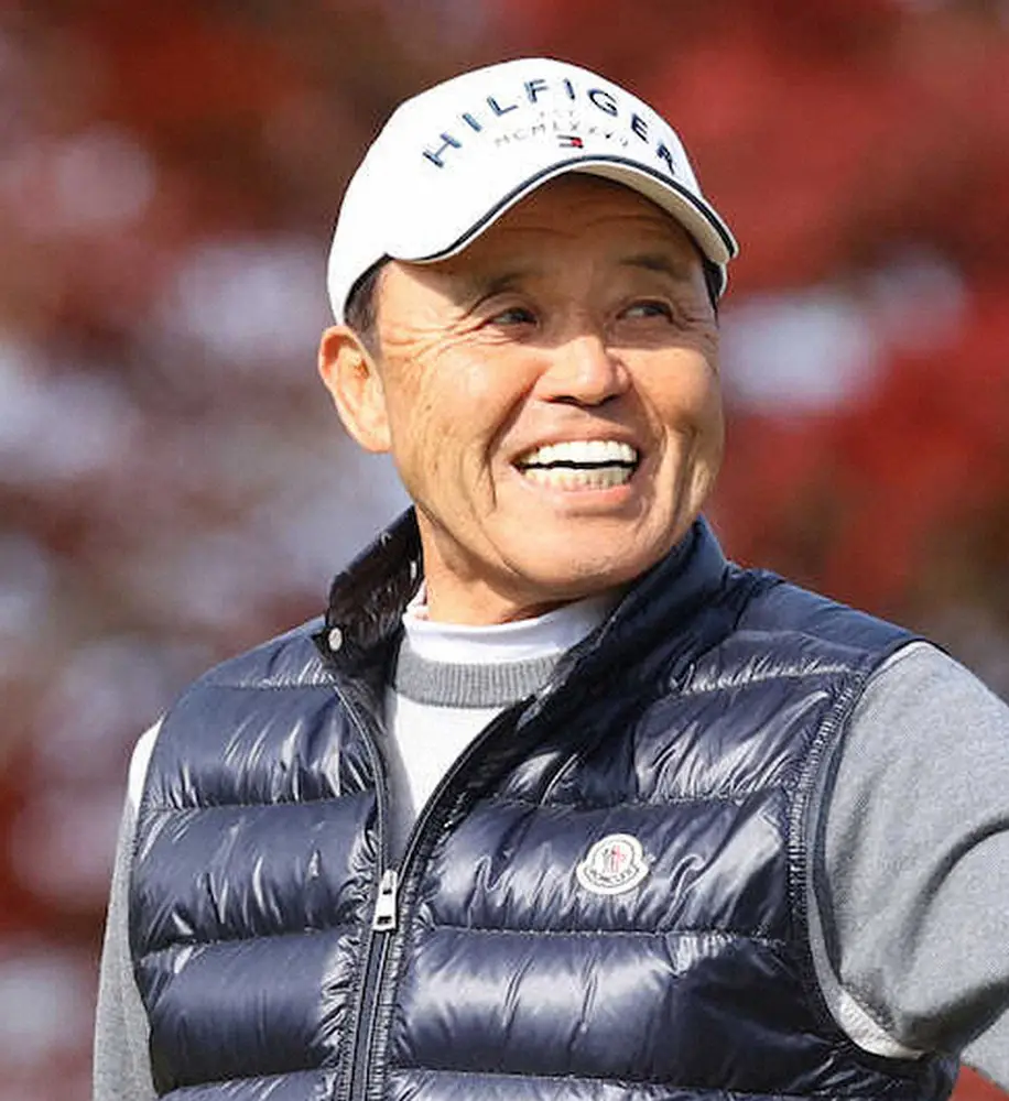 【画像・写真】38年ぶり日本一の阪神、ハワイV旅行に出発　関空出発式で岡田監督が笑顔であいさつ