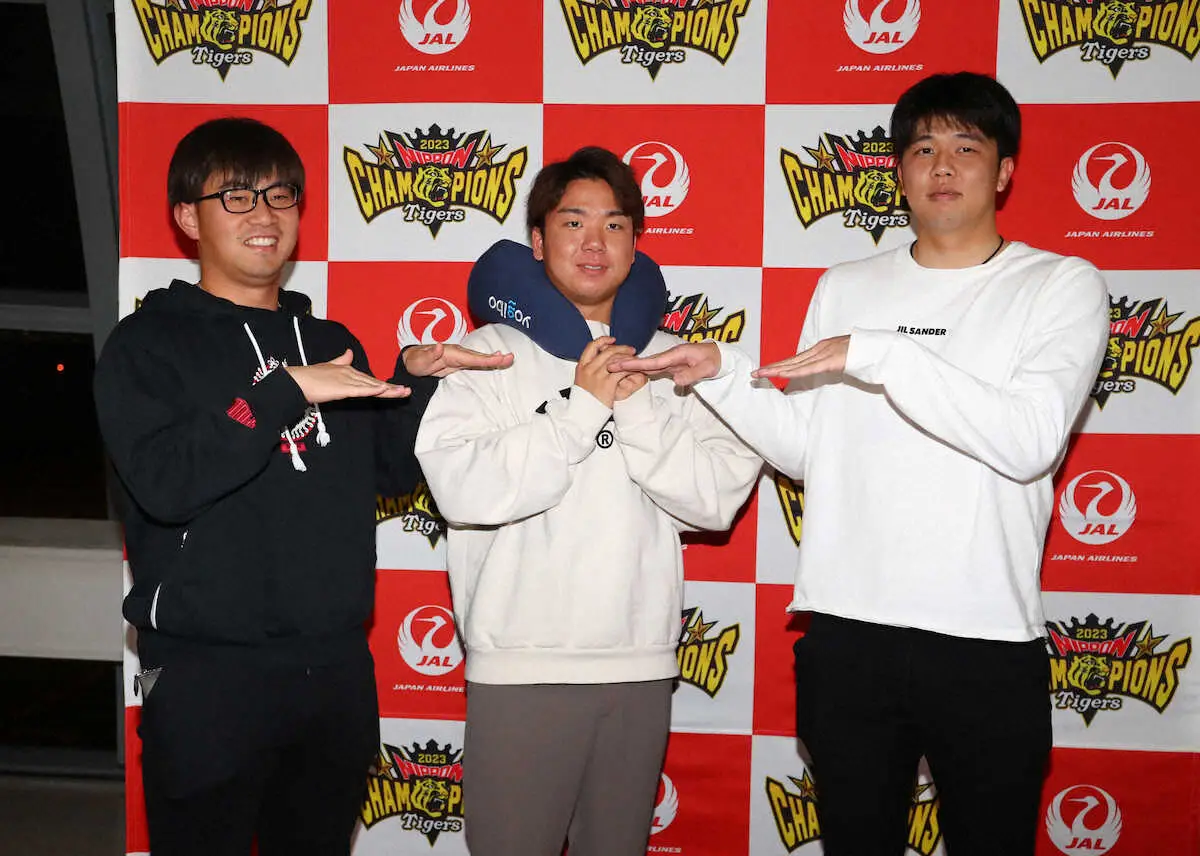 【画像・写真】阪神・糸原　巨人移籍の馬場に「卒業旅行！」記念撮影は「バモス」ポーズで各選手が機内へ