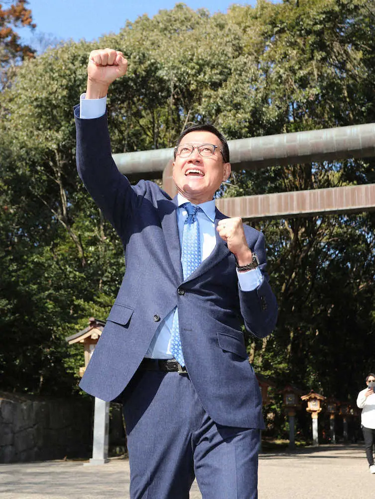 【画像・写真】21年、宮崎神宮の鳥居の前でガッツポーズする原監督