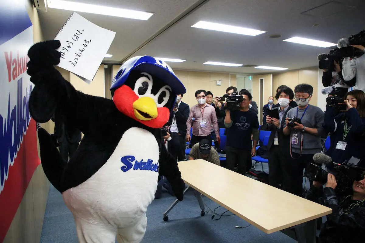 【画像・写真】つば九郎“お約束”の越年交渉「デビュー30しゅうねん」へ来年1月29日は異例の「公開」契約更改へ