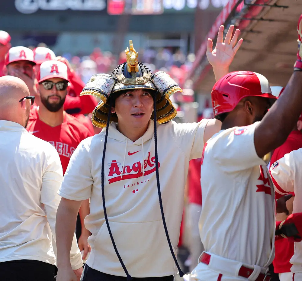 【画像・写真】本塁打を放った大谷の代わりに兜をかぶる水原通訳