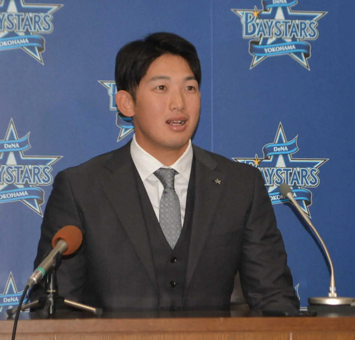 【画像・写真】DeNA「祐大のおかげです」山本が契約更改　1270万円増で「来年は東さんから独り立ちします！」