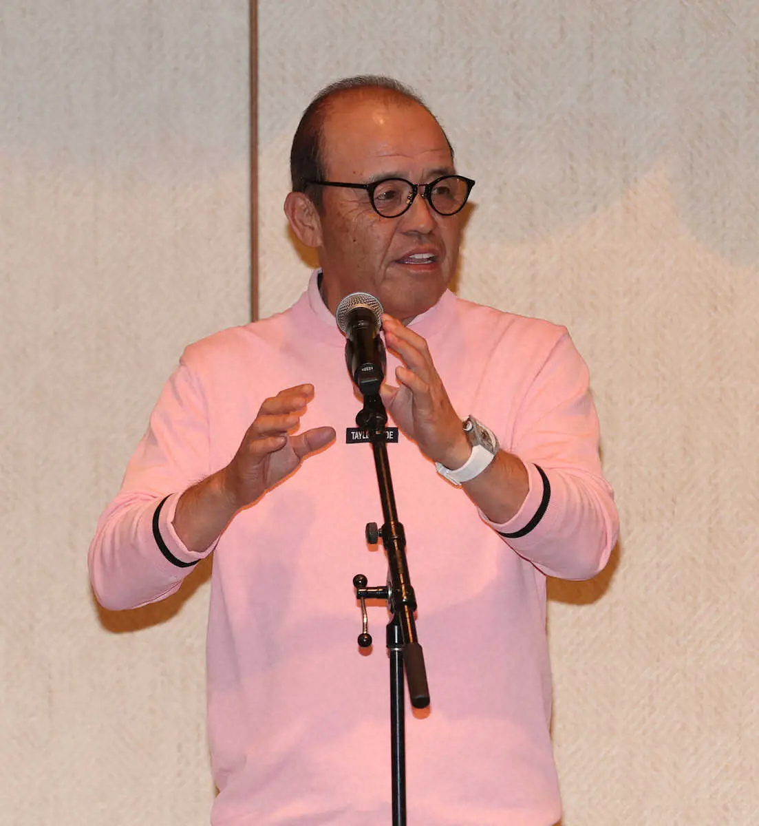 【画像・写真】阪神・岡田監督「アロハ～」祝賀会で第一声!来年年俸上がる?「オーナーが金はありますって言うてたから」