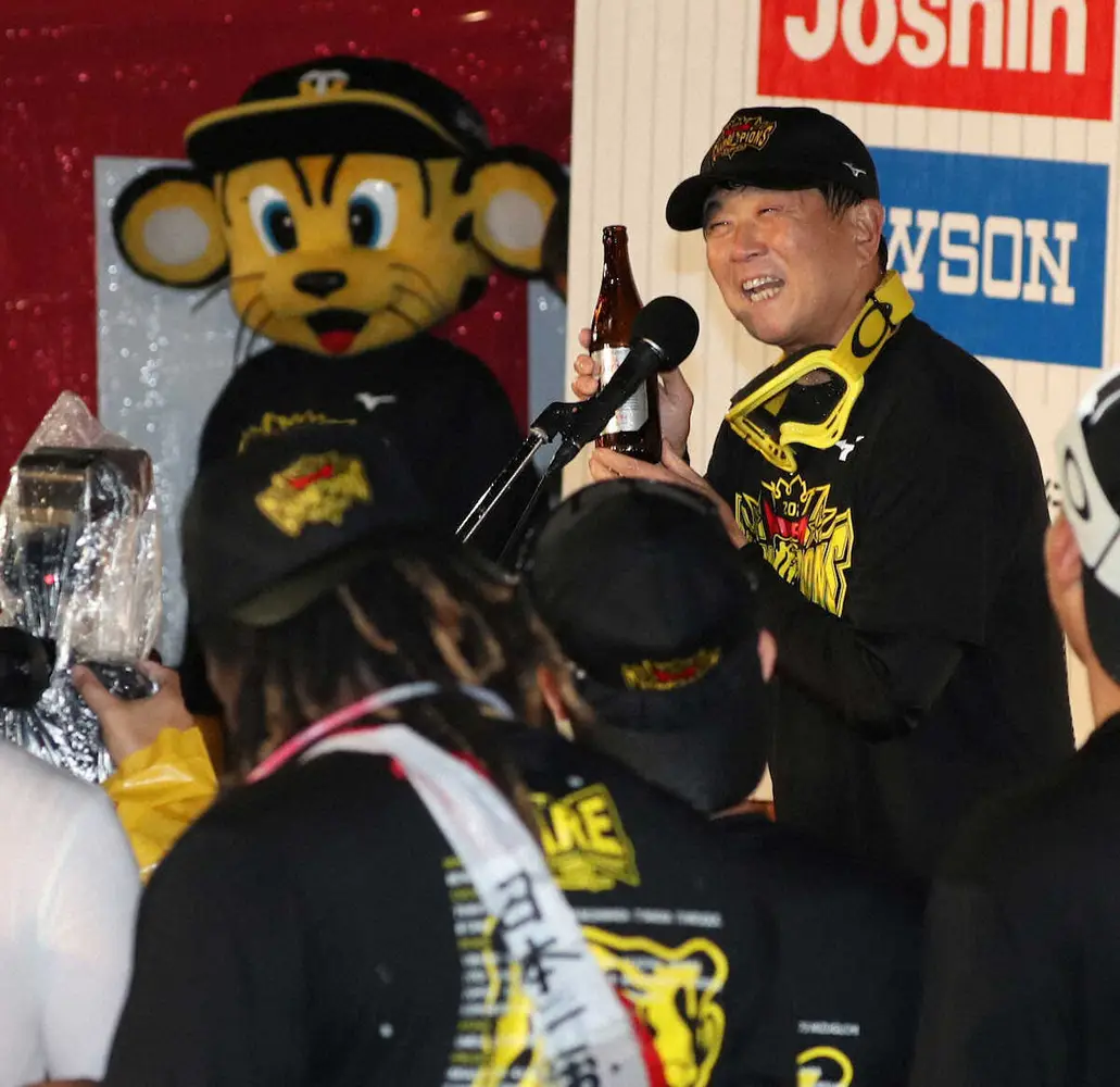 【画像・写真】阪神日本一の祝勝ビールかけで中締めにあいさつをする平田ヘッドコーチ