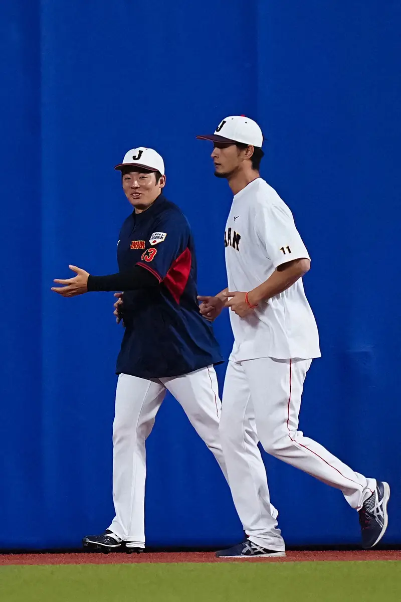 【画像・写真】壮行試合前、ダルビッシュ（右）とランニングする松井裕（2023年3月4日撮影）
