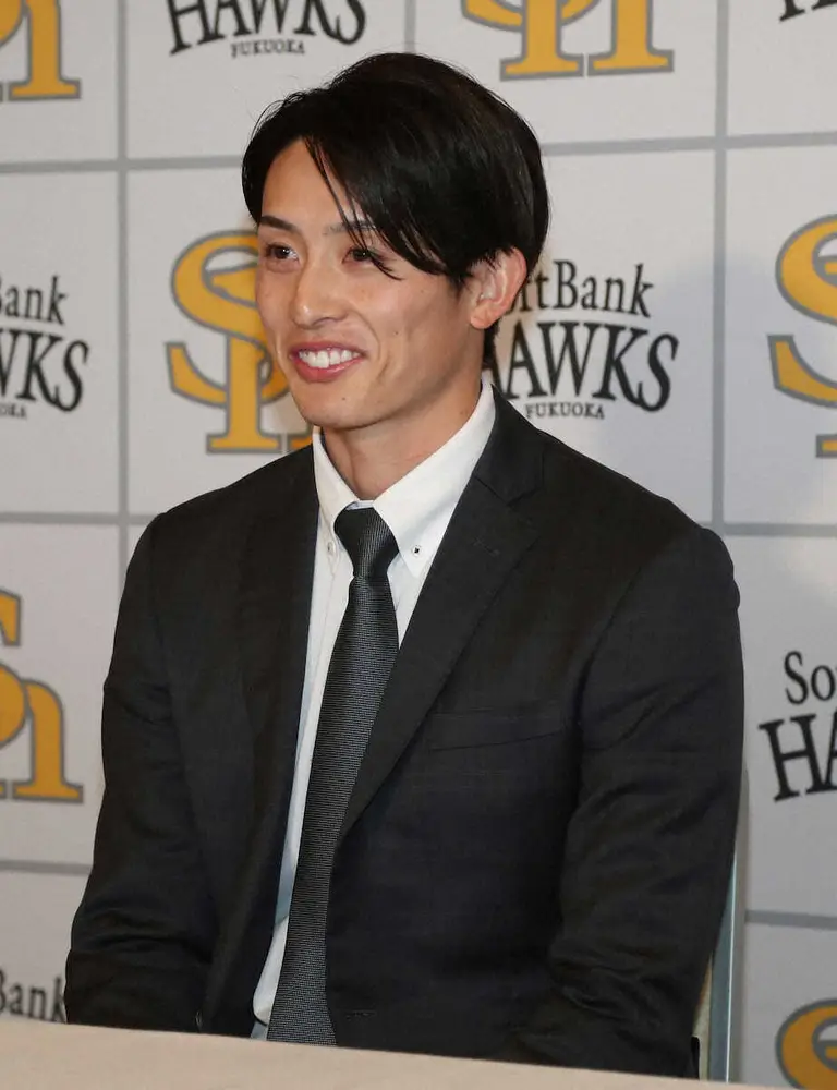 【画像・写真】ソフトB・周東が500万円増で更改　新選手会長の来季目標はV奪回で乾杯のあいさつ！