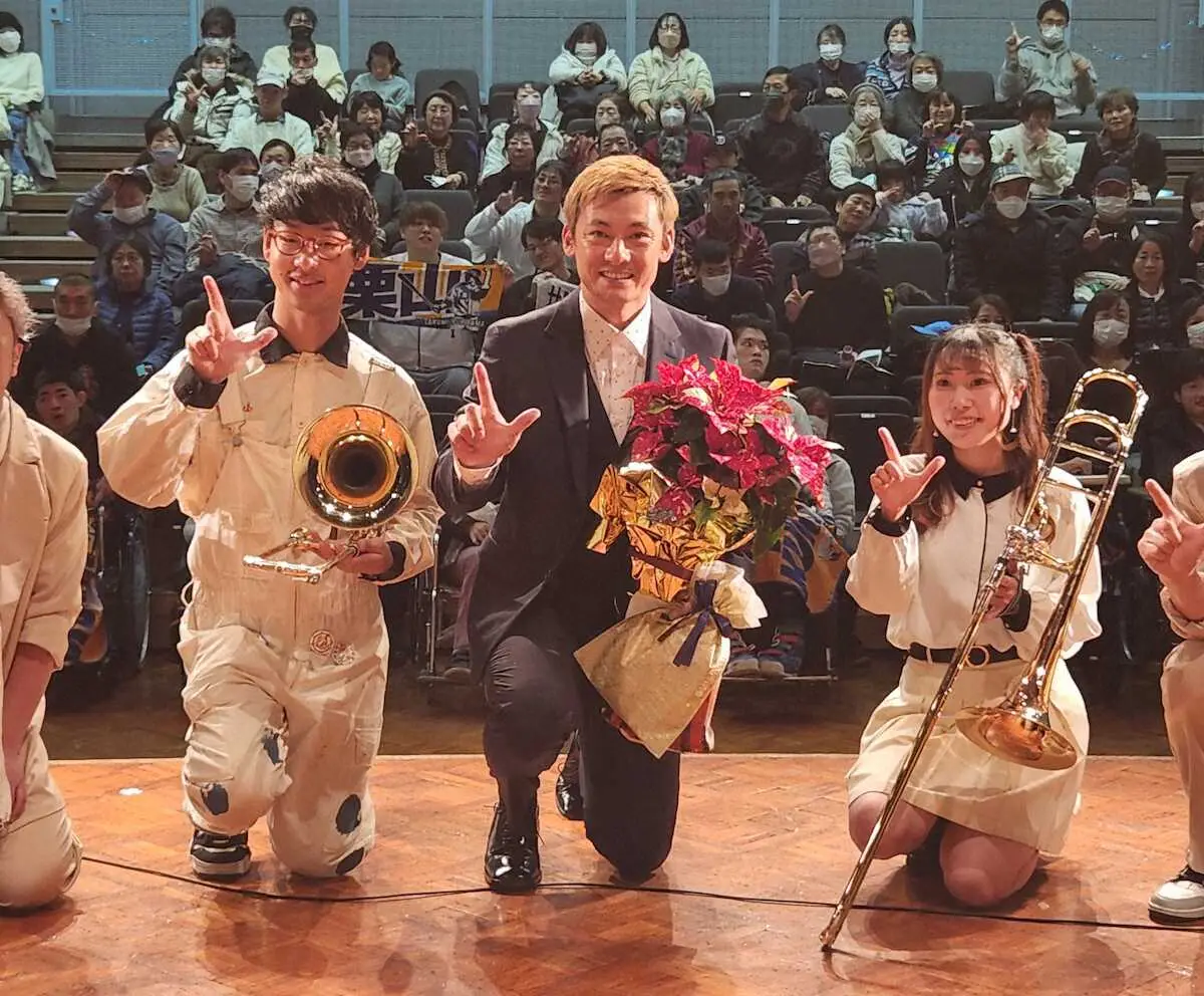 【画像・写真】西武　栗山のクリスマスの誓いは「頂」　プロ22年目の来季、5年ぶりのリーグ制覇を目指す