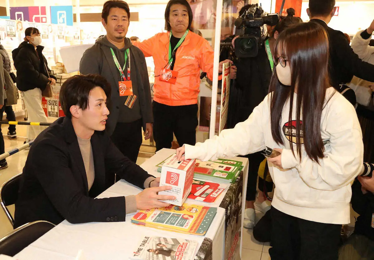 【画像・写真】ソフトB・周東が欲しいクリスマス・プレゼントは…　福岡市内でラジオの公開収録