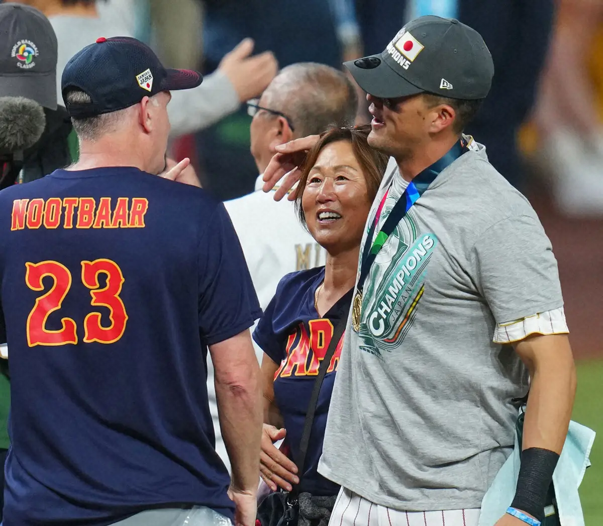 【画像・写真】第5回WBCで優勝し、父・チャーリーさん（左背中）母・久美子さんと喜びを分かち合うヌートバー