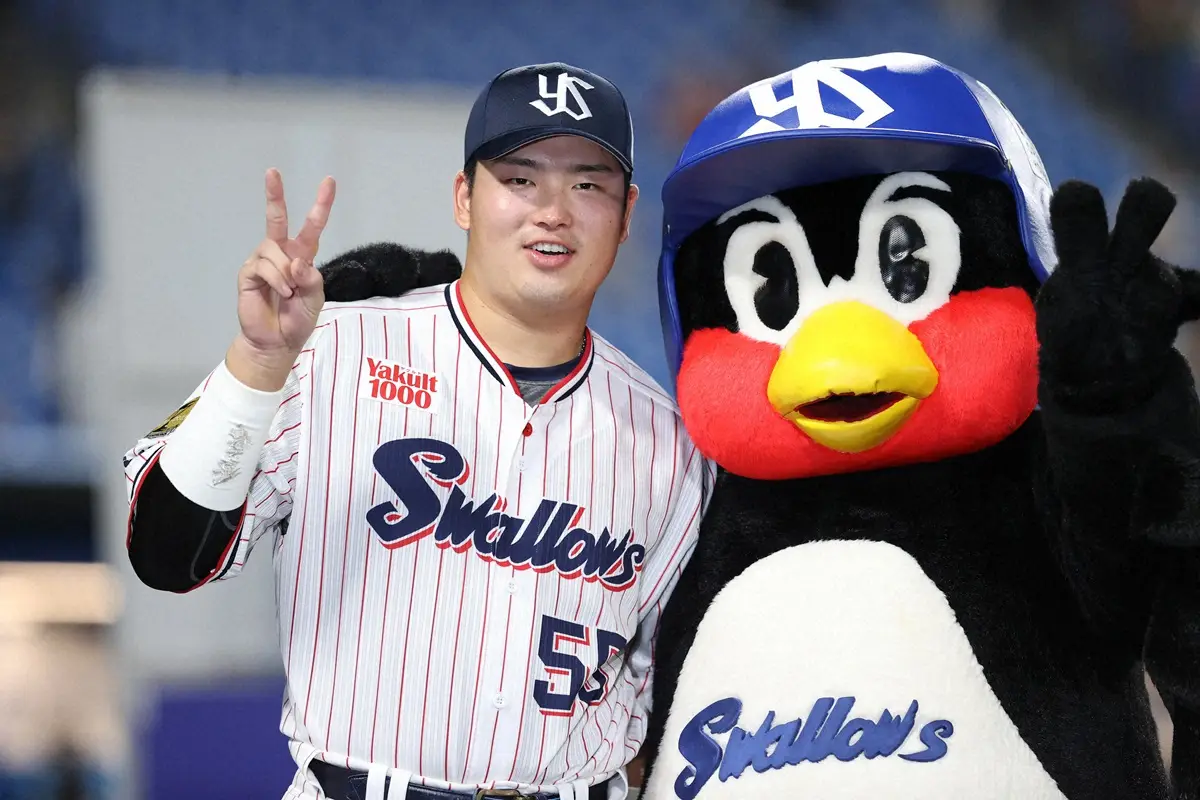 【画像・写真】つば九郎　由伸との2ショットに続いて村上との“密談写真”も公開「そのときは、そうだんにのるよ」