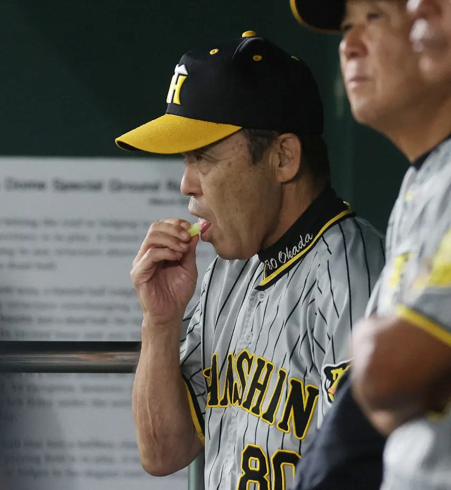 【画像・写真】パインアメを口にする岡田監督