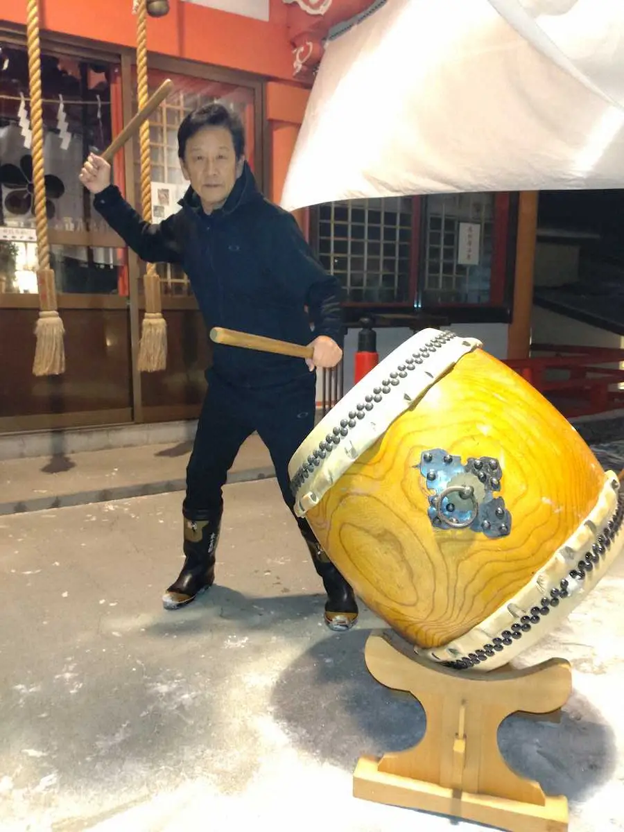 【画像・写真】日本ハム・栗山CBO「子供たちが憧れる選手」育てる　恒例「除夜の太鼓」で新年