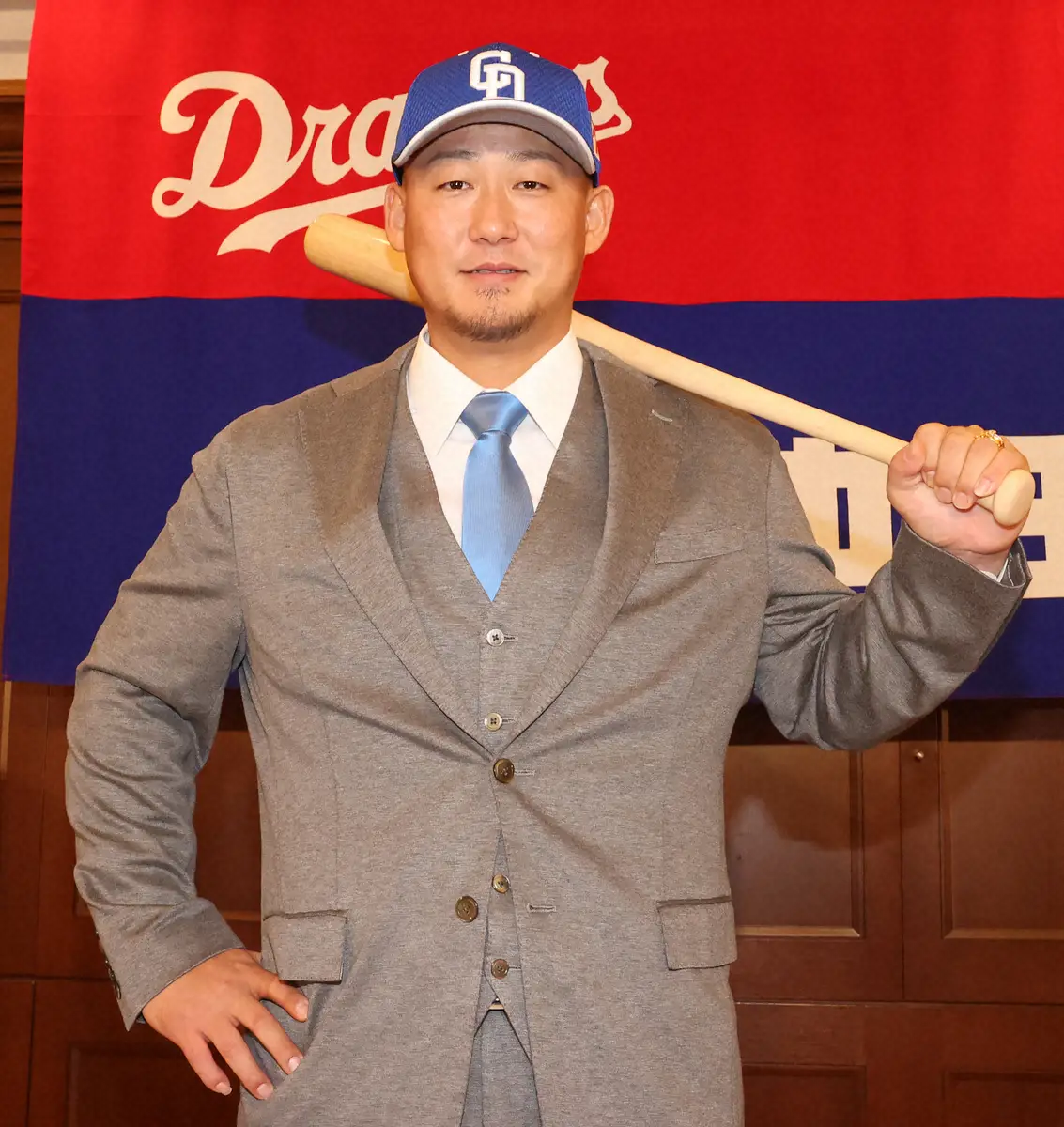【画像・写真】＜中日入団会見＞入団会見を終え、バットを手に笑顔でポーズする中田（撮影・椎名　航）