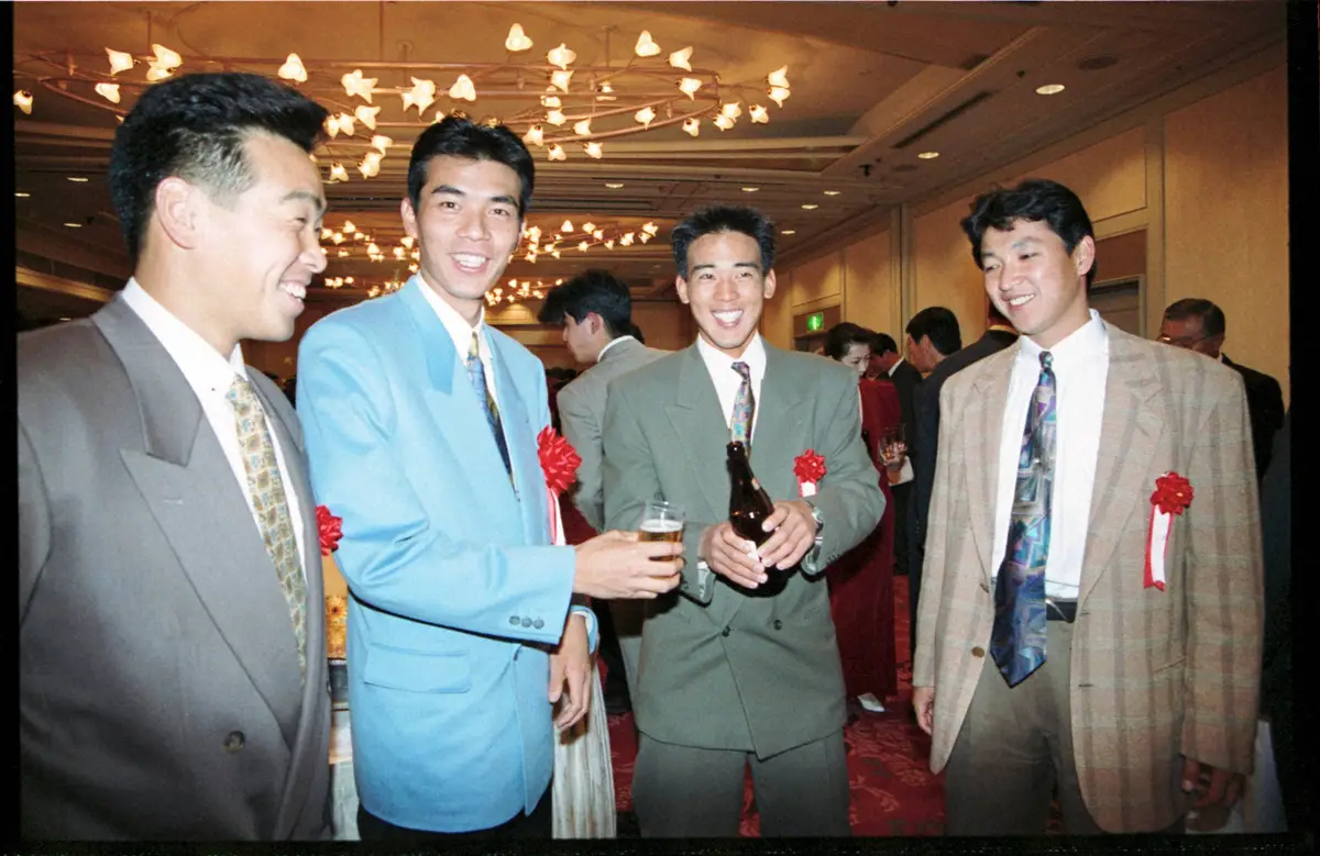 今中（左から2人目）の最多勝、沢村賞祝賀パーティーに駆けつけた（左から）山田喜久夫、萩原誠（阪神）、立浪和義らに祝福され笑顔を見せる