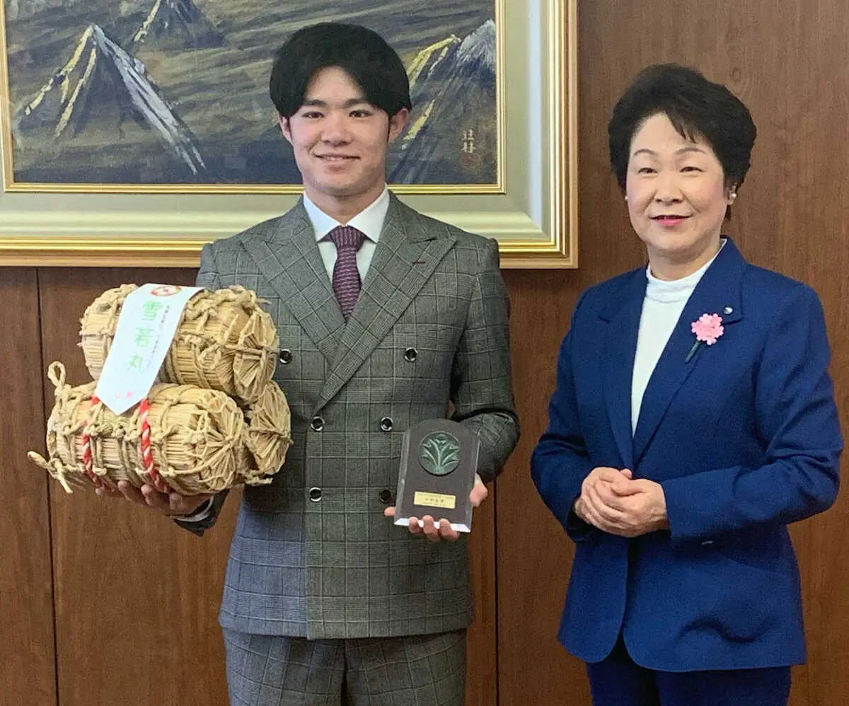 吉村知事（右）から山形県産米の「雪若丸」を贈られた中野
