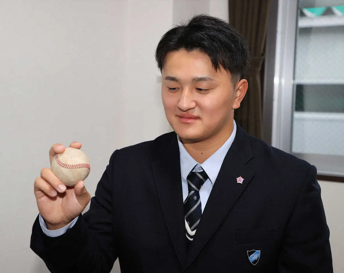 【画像・写真】避難所で先輩とキャッチボール　氷見市で被災した楽天8位・青野が入寮　魂のボール持参し活躍誓う