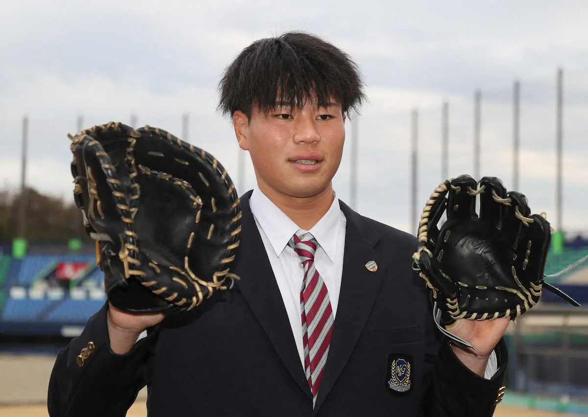 【画像・写真】日本ハムのドラ4・明瀬　新調グラブを“手持ち入寮”「大切に使っていきたい」