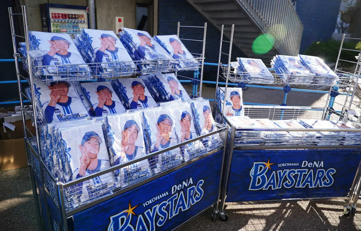 【画像・写真】DeNAドラ1・度会フィーバーだ！新人合同自主トレ初日に2000人　即席サイン会も実施