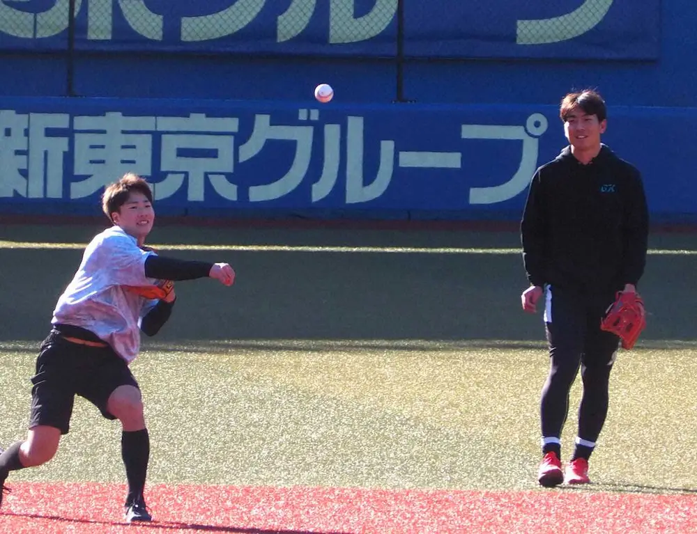 【画像・写真】ロッテ茶谷、遊撃のライバル友杉と自主トレ「とにかく打ってアピール」