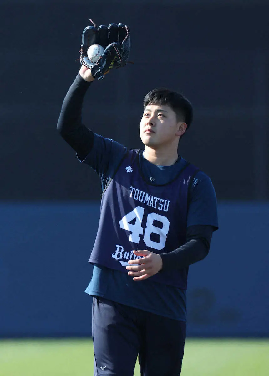 【画像・写真】オリックス・ドラフト3位の東松が先輩たちを“直撃取材”　新人12選手の自主トレ初日　