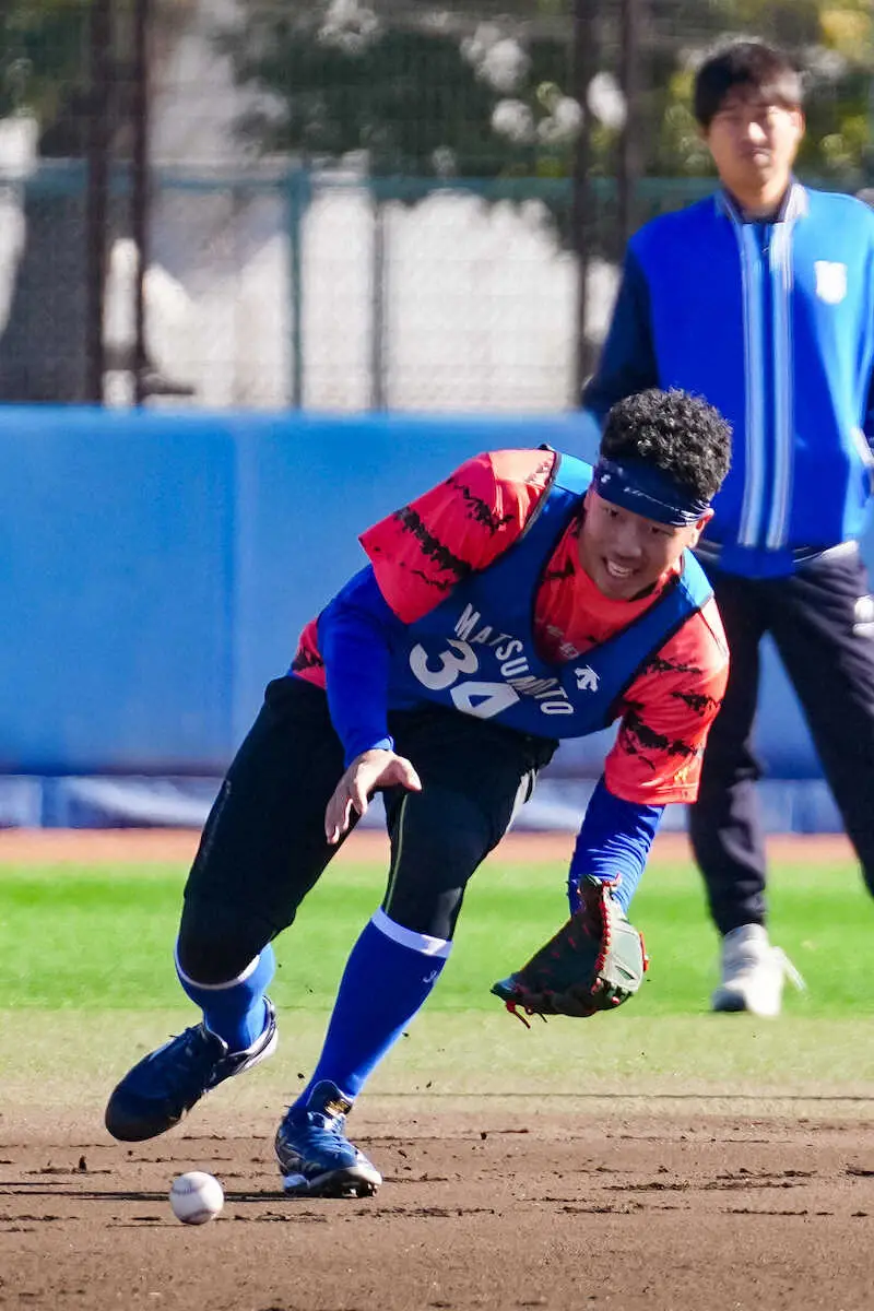 【画像・写真】DeNAドラ2・松本凌　バンダナでアピール！新人合同自主トレ「もう少しカラーを増やしたい」