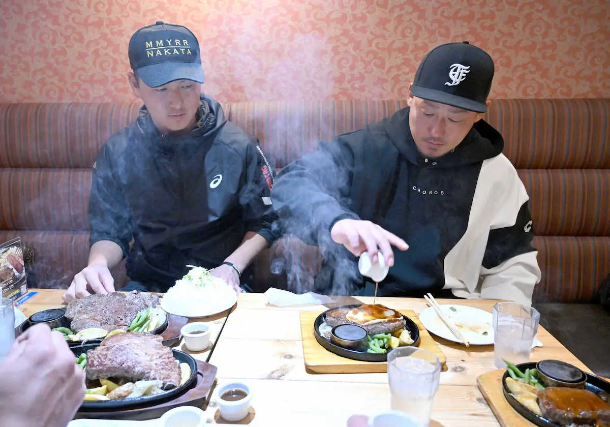 飲食店で大盛りのランチを食べる巨人・秋広（左）と中日・中田