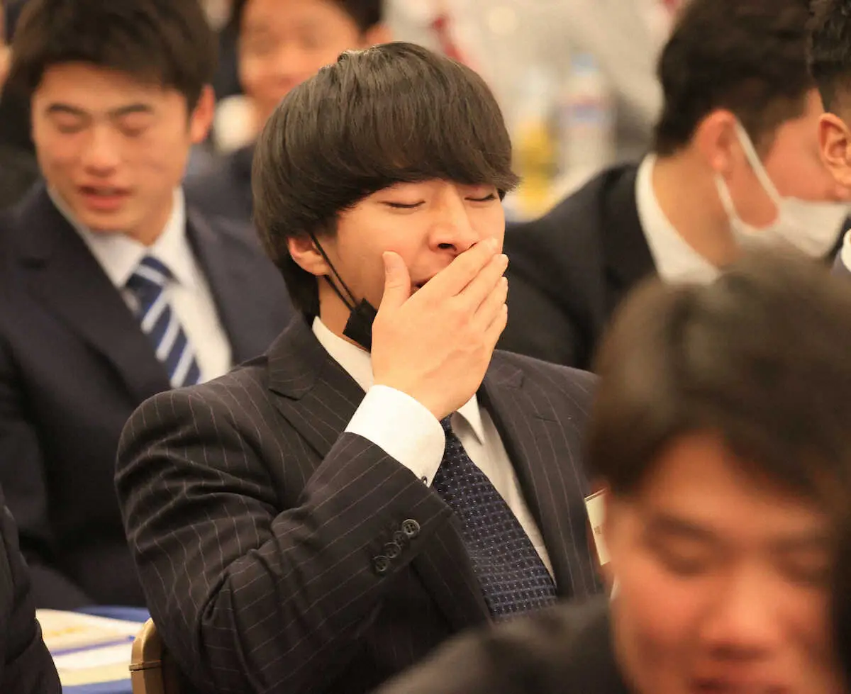 【画像・写真】くしゃみをこらえるDeNA・渡会（撮影・篠原岳夫）