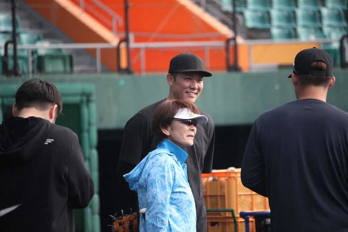 【画像・写真】巨人・坂本　愛の「速射砲ノック」元ソフトボール代表監督・宇津木妙子氏からエール