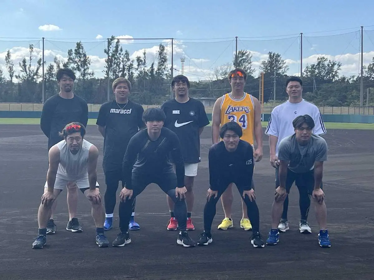 【画像・写真】楽天・浅村が三塁への転向を明言　オリックス・宗モデルのグラブを手に「慣れていくしかない」