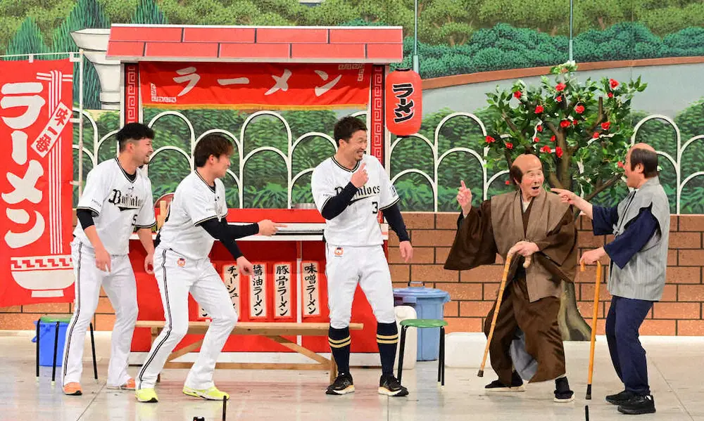 【画像・写真】オリックスの安達、阿部、小木田が吉本新喜劇出演　間寛平からネタ直伝で場内は大爆笑