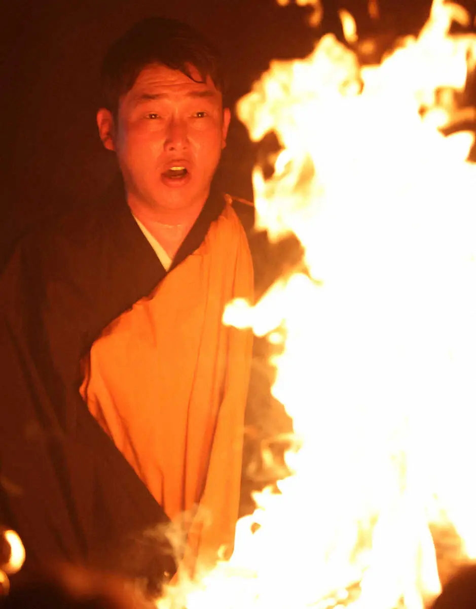 【画像・写真】広島・新井監督が高野山で護摩行　節目の20回目「優勝して日本一」「選手が大きなケガをしないように」