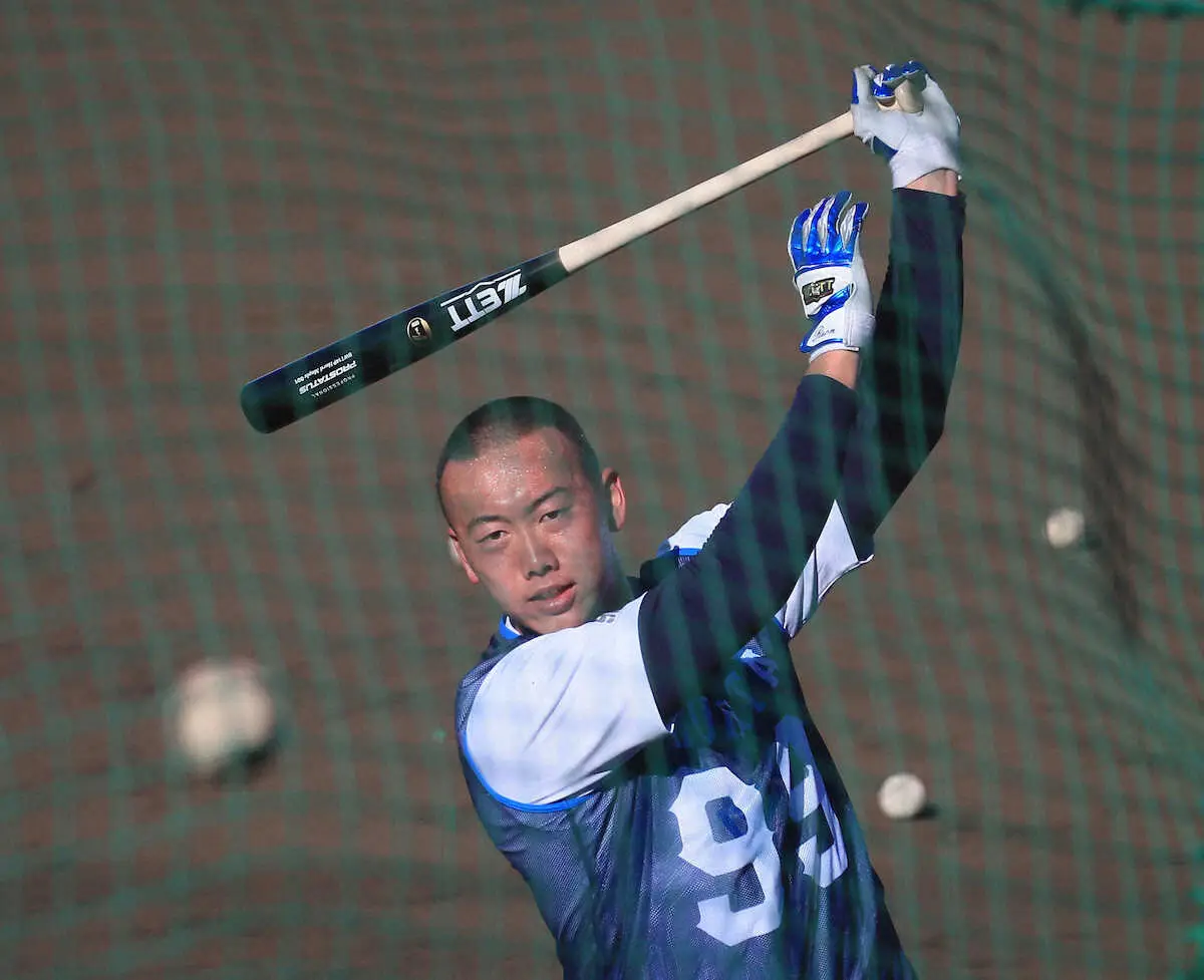 【画像・写真】＜西武・新人合同自主トレ＞打撃練習する村田（撮影・尾崎　有希）