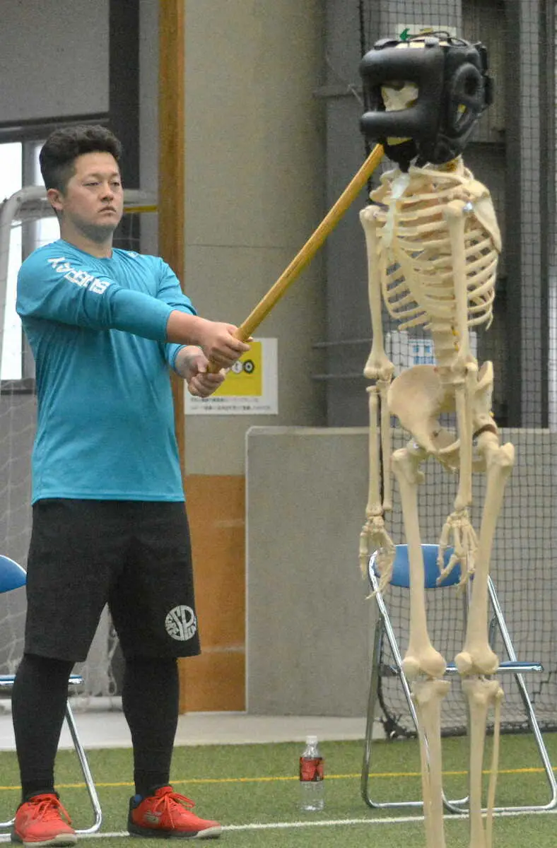 【画像・写真】DeNA新主将の牧が「ガイコツ？」にメーンッ！大和らとの自主トレを公開