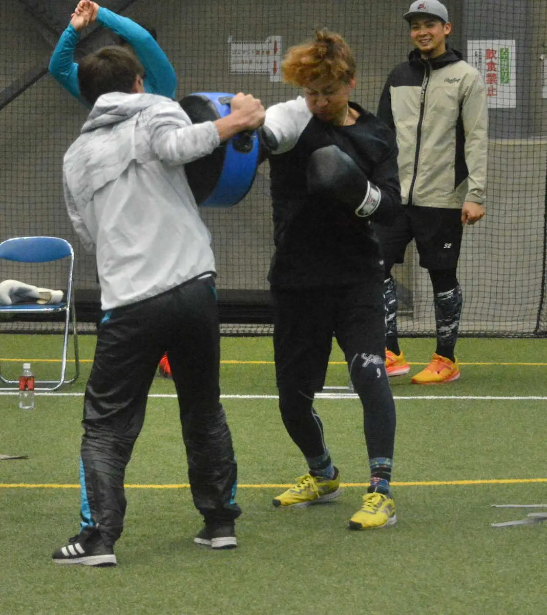 【画像・写真】DeNAチーム最年長、19年目の大和が自主トレで報道陣に昼食の振る舞い　底冷えする環境で感謝の嵐！