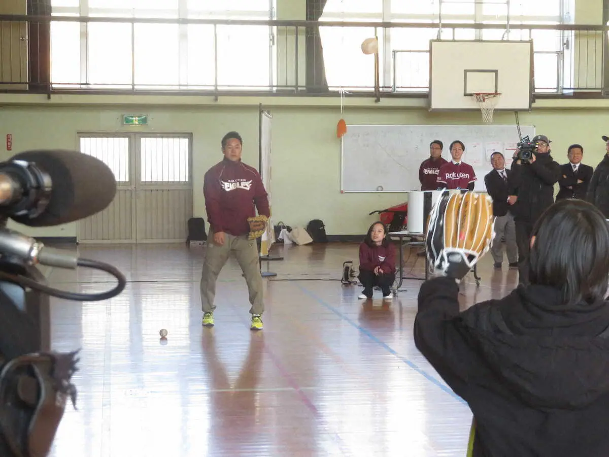 【画像・写真】楽天、塩釜市とパートナー協定締結　野球教室では銀次アンバサダーが「大谷寄贈グラブ」つけた小学生指導