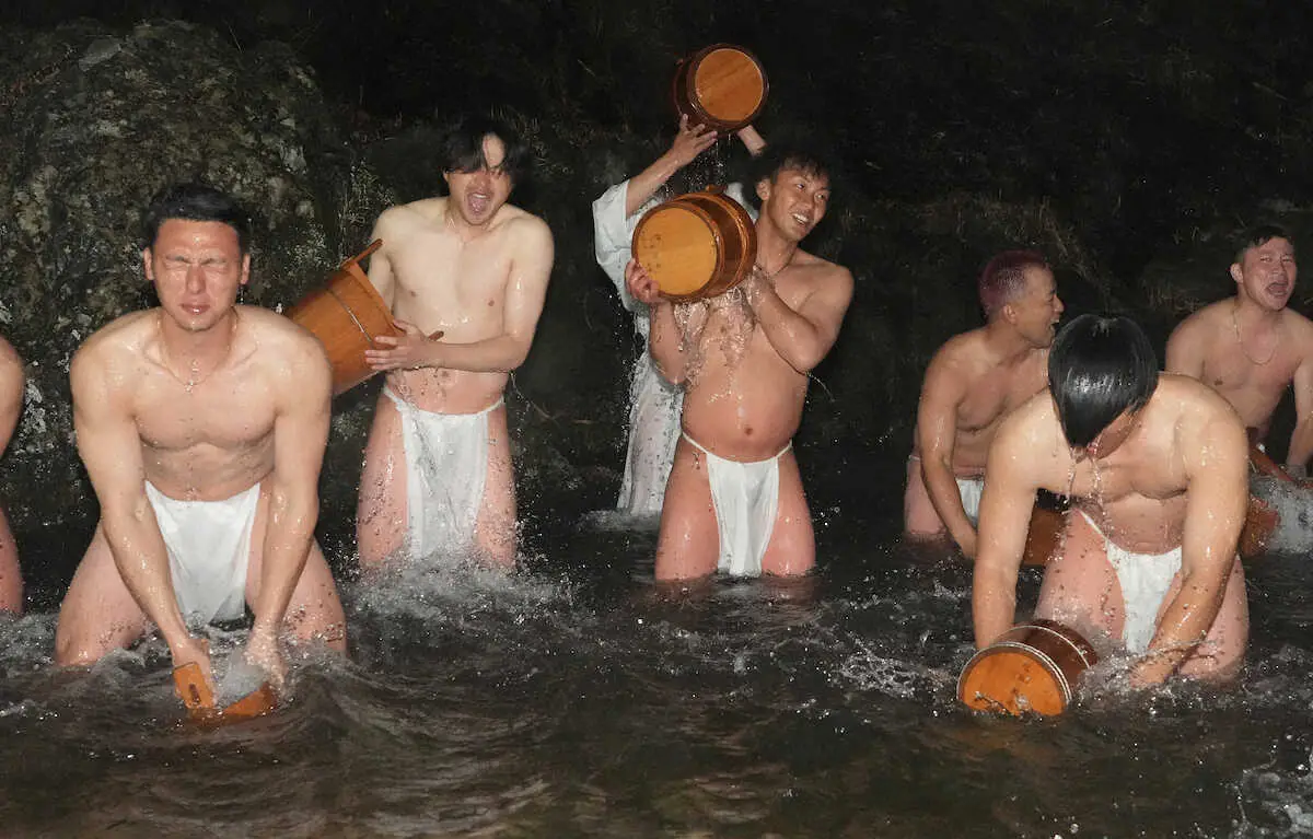 【画像・写真】ソフトB今宮「また1年の始まり」　兄が住職を務める大分市の一心寺で恒例の寒行