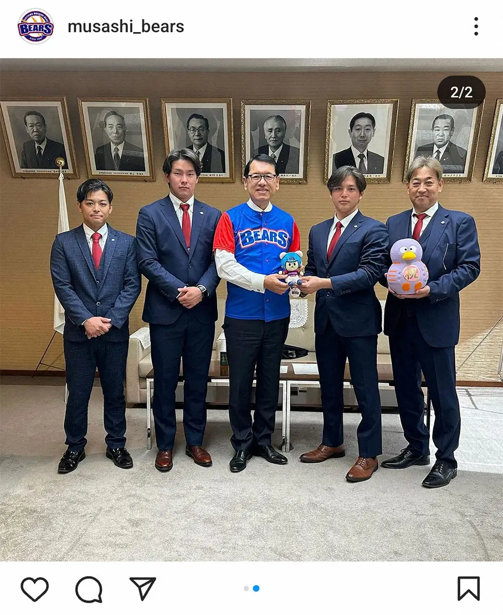 【画像・写真】右端が西崎幸広監督（埼玉武蔵ヒートベアーズ公式インスタグラム　＠musashi_bearsから）