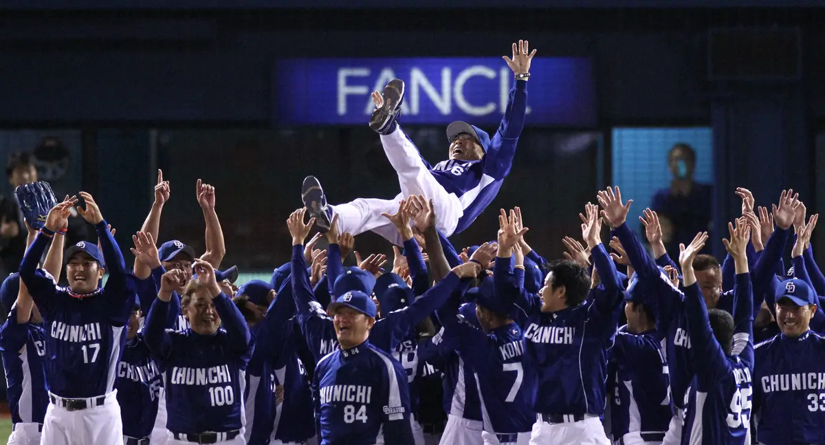 【画像・写真】球団史上初のリーグ連覇を達成し、胴上げされる中日・落合監督