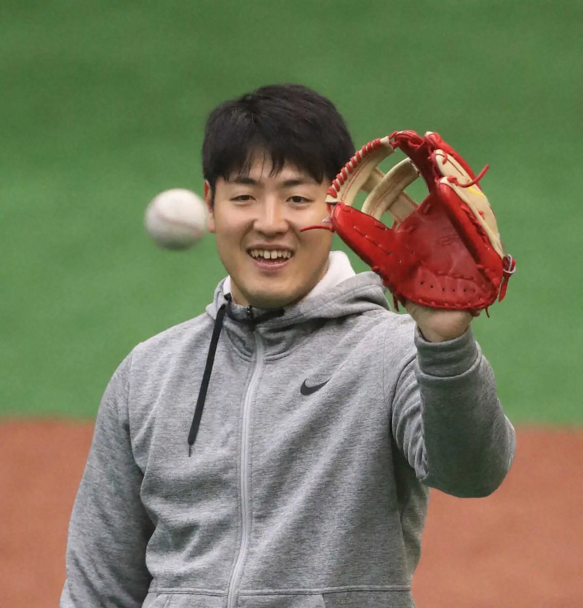 【画像・写真】巨人・岡本　新外国人オドーアとの共闘誓った　破壊力抜群384発コンビだ