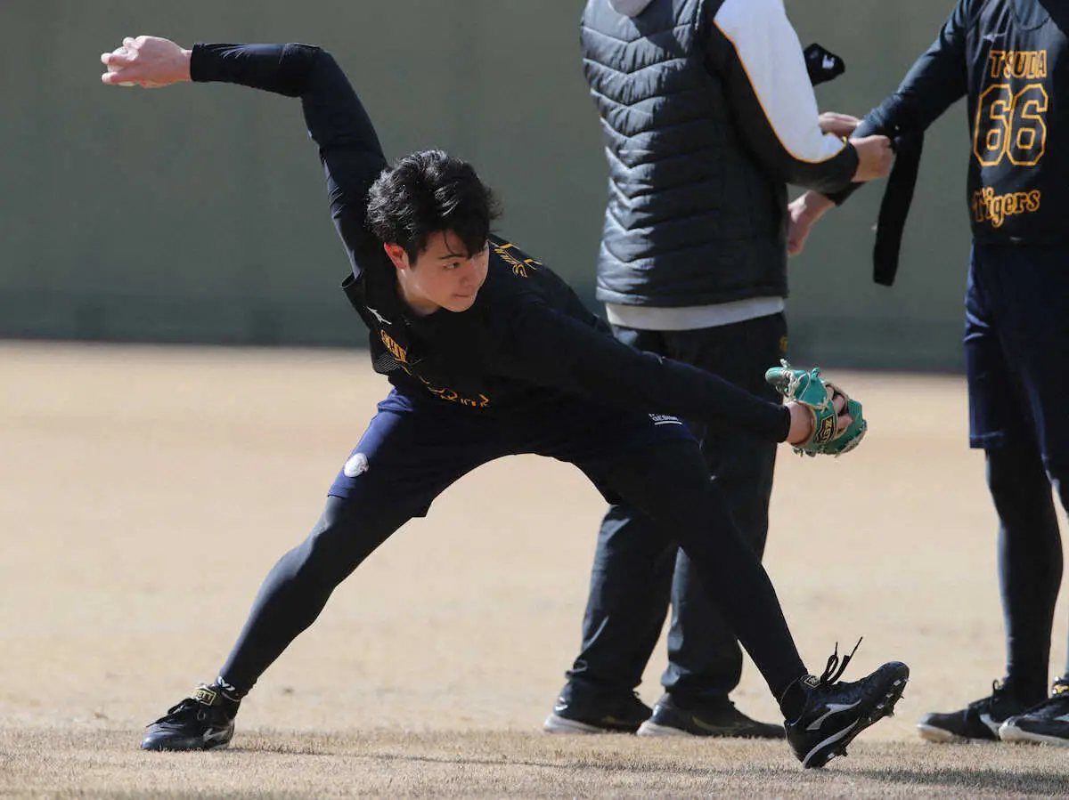 【画像・写真】“全快”アピール　阪神ドラ1下村が投内連係で軽快な守備披露　「問題なくやれている」