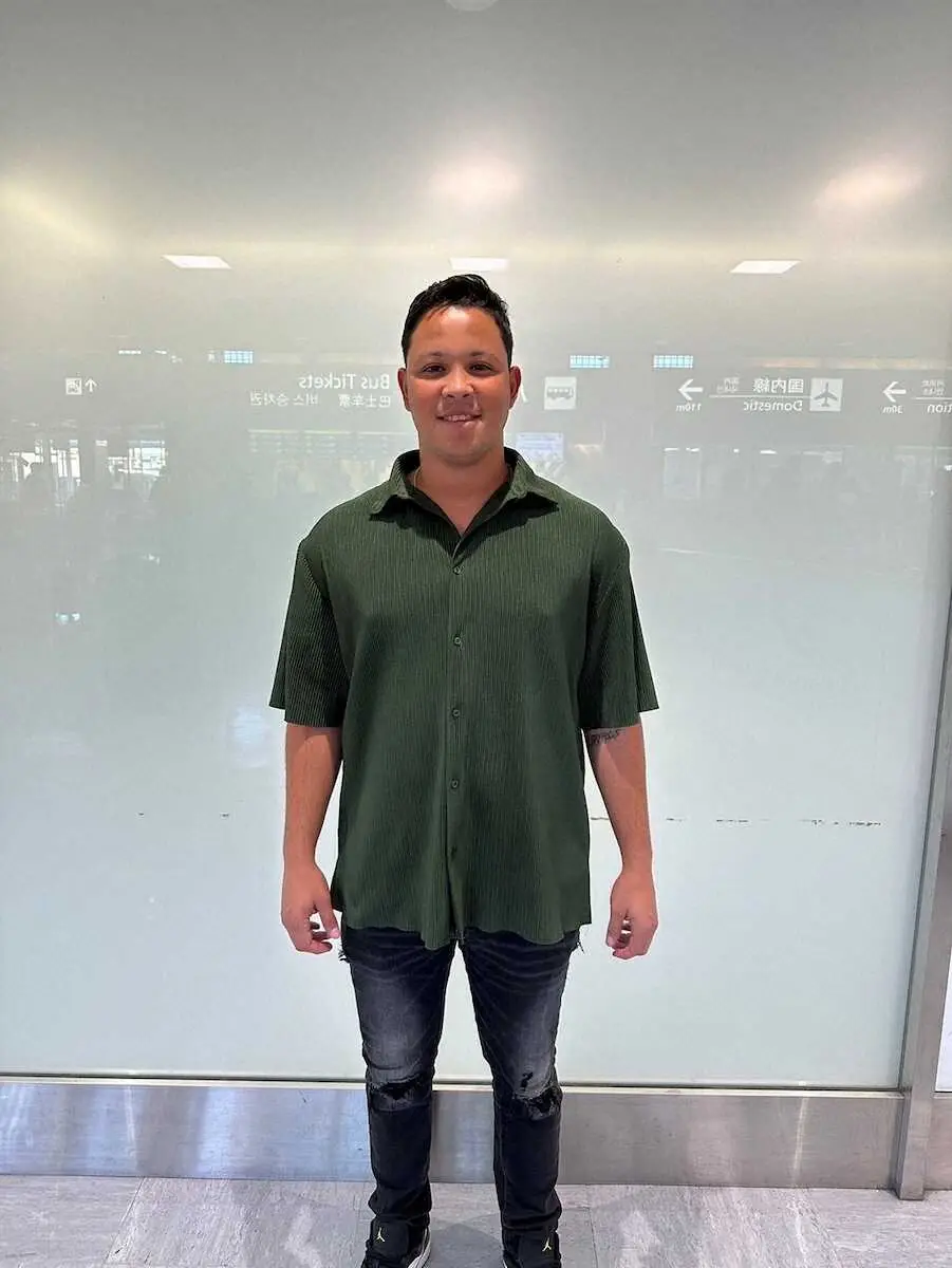 【画像・写真】ヤクルト・新外国人右腕2人来日　エスパーダ「チームの勝利に貢献」　ヤフーレ「とても興奮している」