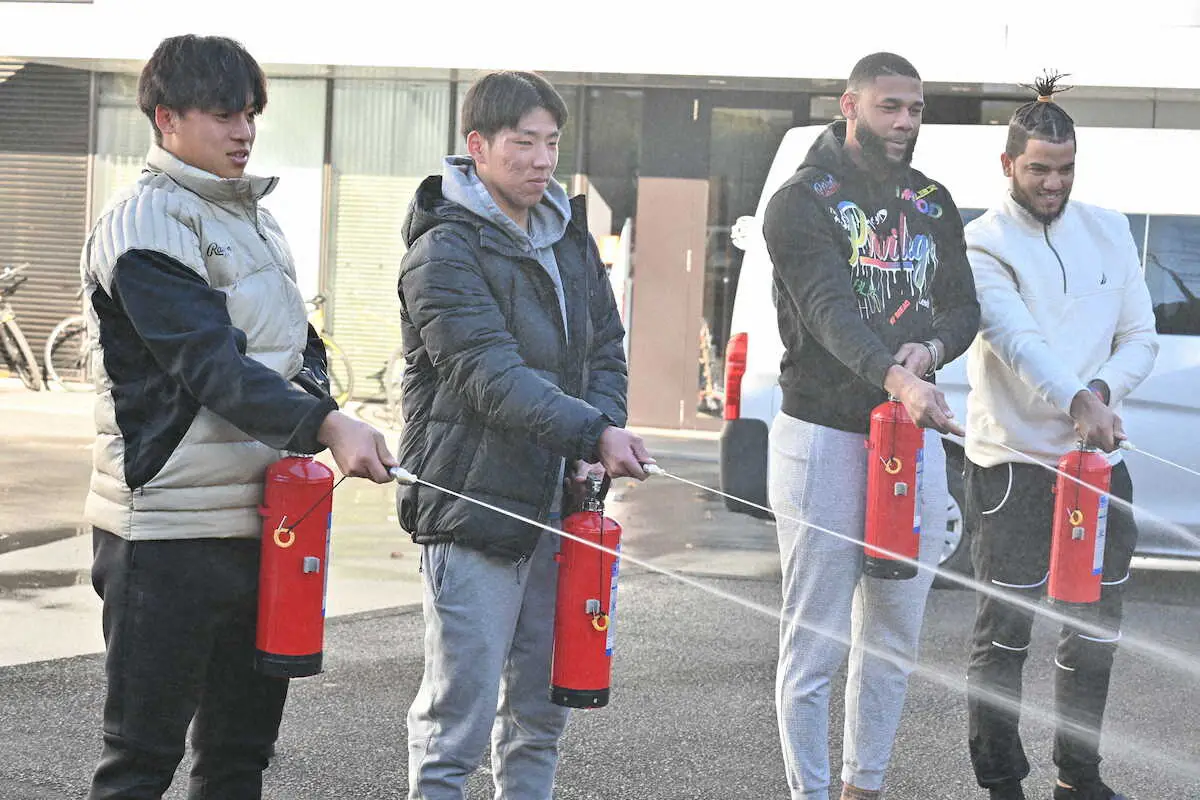 【画像・写真】西武ドラ5・宮沢「火消し役として頑張りたい」　中継ぎ即戦力の155キロ右腕　消防訓練でも火消し