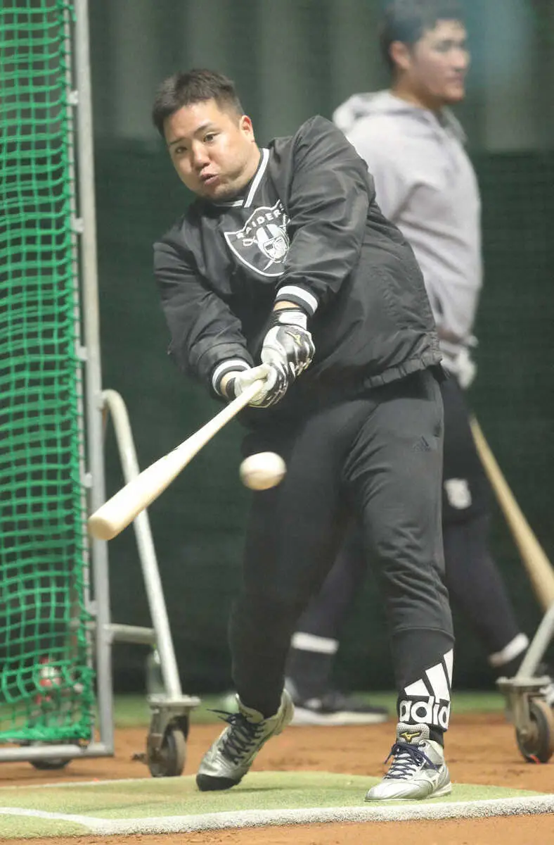 【画像・写真】ソフトB山川「ホームランを打つことが一番」　自主トレ公開し、キング奪回を誓う