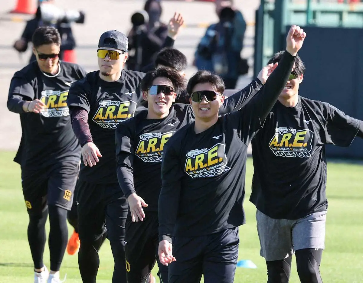 【画像・写真】阪神の沖縄先乗り自主トレがスタート　選手らは「ARE GOES ON」Tシャツで登場