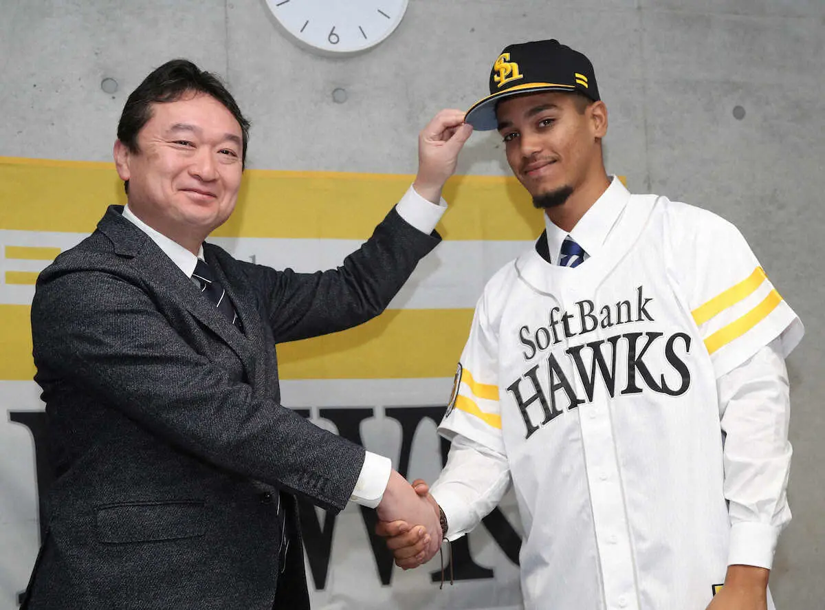 【画像・写真】ソフトB育成キューバ左腕ダリオ・サルディが入団会見　モイネロへの憧れを食い気味に推す